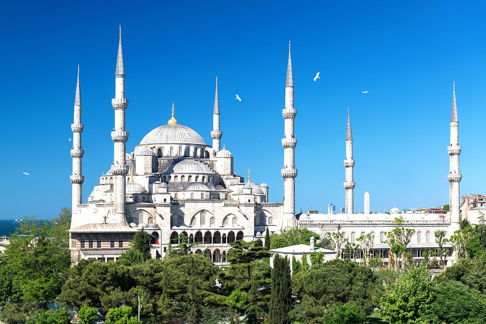 İstanbul Valiliği'nden Deprem Sonrası Önlem: Okul Bahçeleri, Camiler ve Spor Salonları Halkın Kullanımına Açıldı
