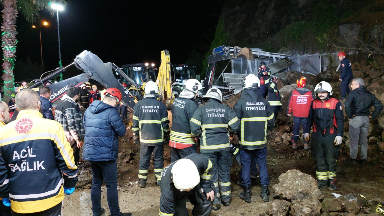 Samsun’da Akaryakıt İstasyonunda Facia: Kaya Parçaları Aracın Üzerine Düştü