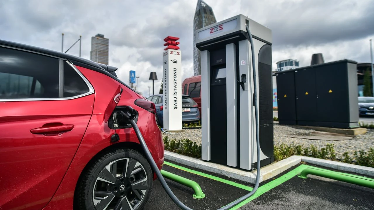 Türkiye'de Elektrikli Araç Dönemi Resmen Başladı: TOGG Zirvede, Şarj İstasyonları Patladı!