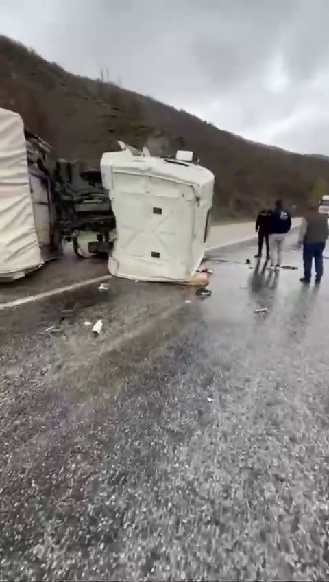 Sivas’ta Sağanak Yağış Sonrası Kamyon Devrildi: Sürücü Yaralandı