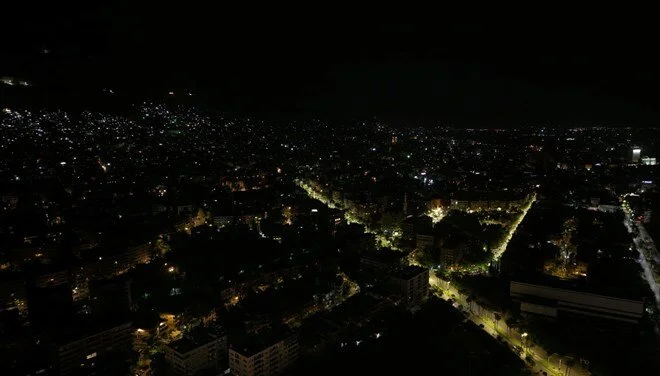 Son Dakika: İsrail, Suriye'yi Vurdu – Askeri Üsler ve Hava Savunma Sistemleri Hedef Alındı!