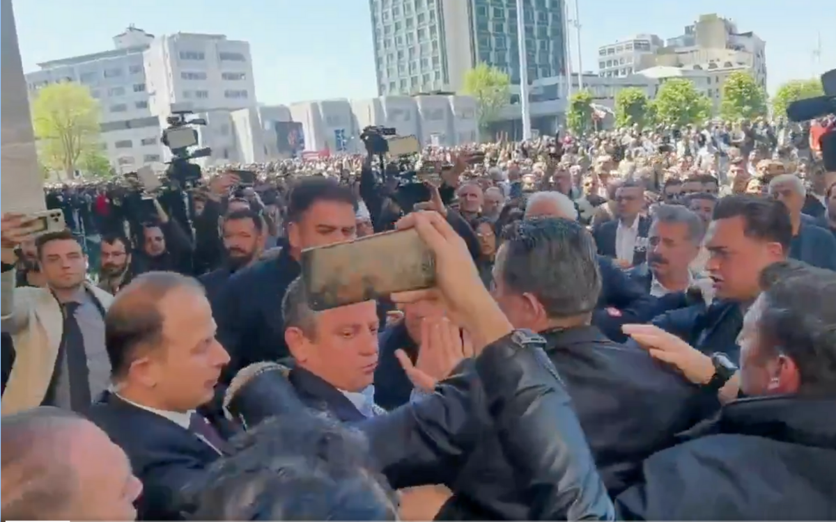 Cenazede Saldırı Şoku! CHP Lideri Özgür Özel'e Yumruklu Müdahale