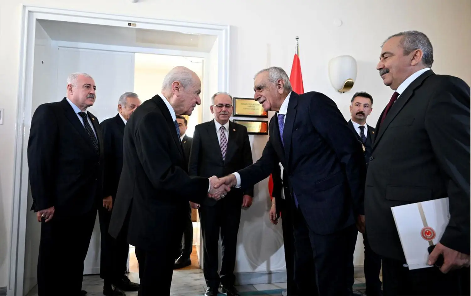 Bahçeli’den Ahmet Türk’e Barış Telefonu