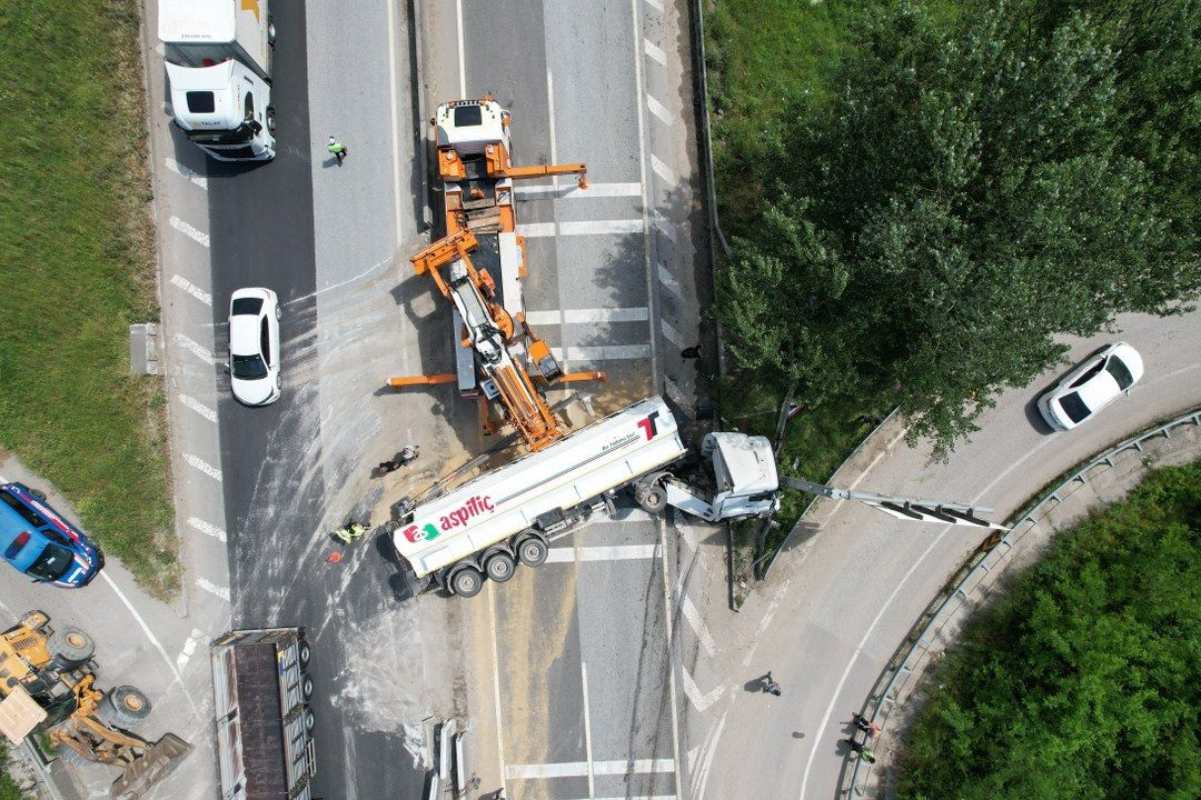 Sakarya’nın Geyve ilçesinde Tavuk Yemi Yüklü Tır Devrildi Trafik Felç Oldu!