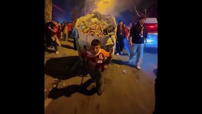 Galatasaray’ın şampiyonluk kutlamalarında formasıyla çöp toplayan küçük çocuk, Dinçer Azaphan tarafından Galatasaray-Başakşehir maçına davet edildi: