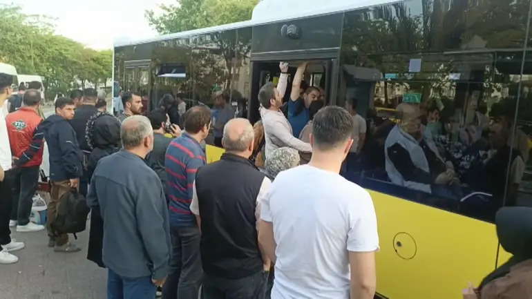 İstanbul’da Ulaşım Krizi Son Anda Önledi: Özel Halk Otobüsleri Kontağı Kapattı, İBB ile Anlaşma Sağlandı