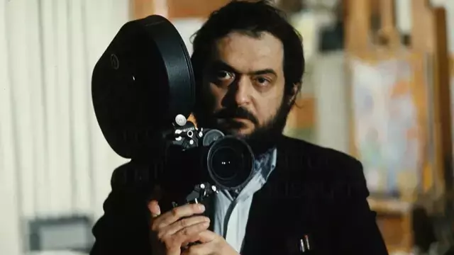 Stanley Kubrick’in 14 Yıl Yaşadığı Efsanevi İngiltere Malikanesi Satışta: Fiyatı Dudak Uçuklatıyor